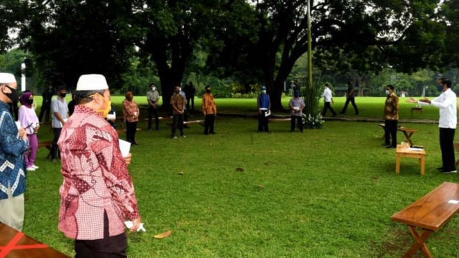Presiden Jokowi memberikan bantuan tunai kepada pedagang mikro di Istana Bogor
