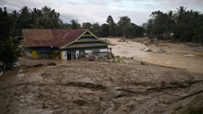 Rumah tenggelam lumpur akibat banjir bandang di Desa Radda Luwu Utara