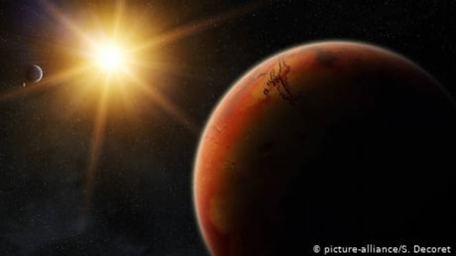 Planet Mars menghadap sinar Matahari.