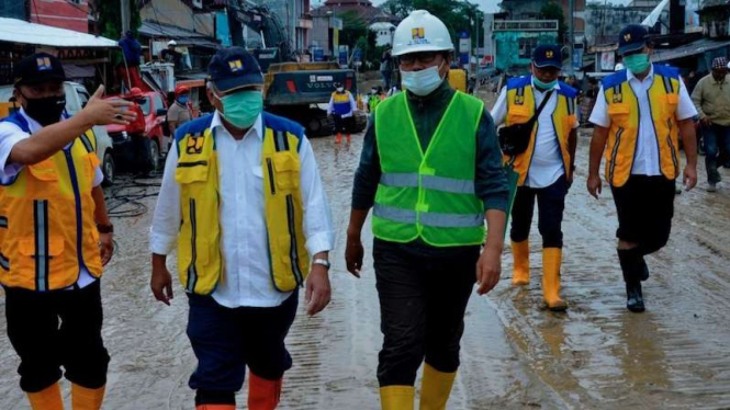 Menteri Pekerjaan Umum dan Perumahan Rakyat (PUPR) Basuki Hadimuljono (kedua kiri) meninjau lokasi banjir bandang di Masamba, Kabupaten Luwu Utara, Sulawesi Selatan, Kamis (16/7/2020). 