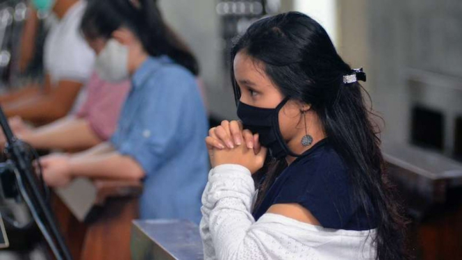 Umat Katolik beribadah misa dengan tetap menggenakan masker di Gereja Katolik Katedral Kristus Raja Bandar Lampung, Lampung, Minggu (5/7/2020). 