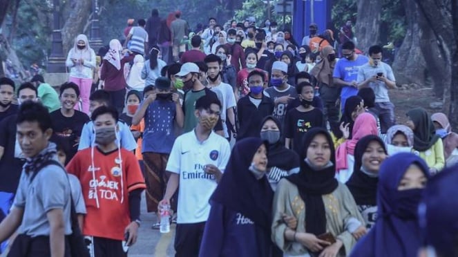 Warga berolahraga pada Hari Bebas Kendaraan Bermotor (HBKB) atau Car Free Day (CFD) di Jalan Inspeksi BKT, Jakarta, Minggu (12/7/2020). (Foto ilustrasi)