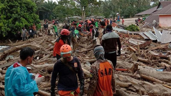 Tim SAR gabungan mencari korban hilang akibat banjir bandang di Kabupaten Luwu Utara, Sulawesi Selatan, pada Kamis, 16 Juli 2020.