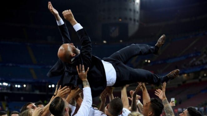 Zinedine Zidane diangkat para pemain Real Madrid