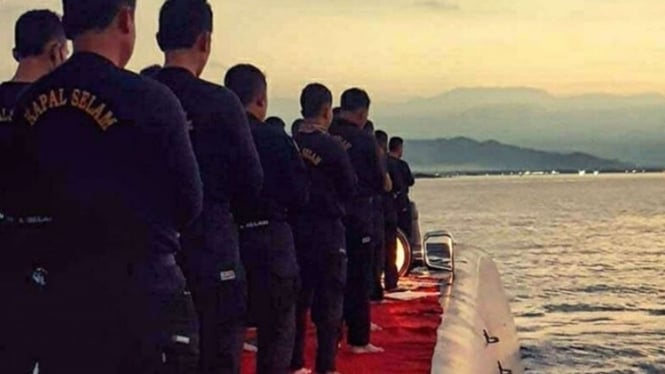 VIVA Militer: Prajurit TNI AL Lakukan Shalat Maghrib di Atas Kapal Selam