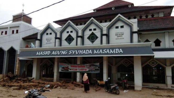 Kondisi Masjid Agung Syuhada Masamba yang terendam lumpur akibat banjir bandang di Masamba, Kabupaten Luwu Utara, Sulawesi Selatan, Selasa (14/7/2020).