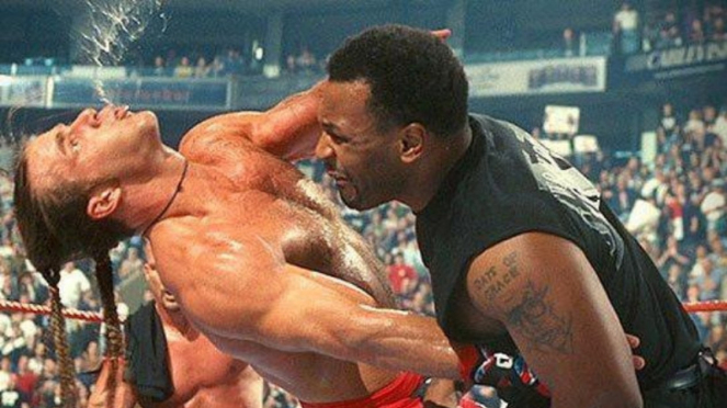 Mike Tyson muda bikin KO Jagoan WWE, Shawn Michaels