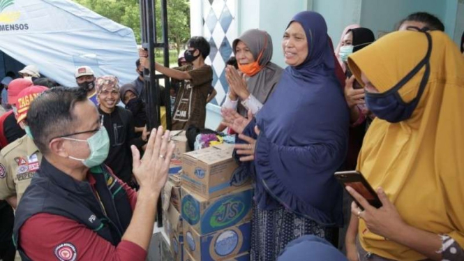Menteri Sosial Juliari P Batubara menyerahkan bantuan untuk korban banjir Masamba, Jumat, 17 Juli 2020.