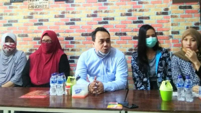 Empat wanita anak-anak Damina, warga Kabupaten Banyuasin, Sumatera Selatan, bersama pengacara mereka dalam konferensi pers tentang sengketa dengan ibu mereka pada Jumat, 17 Juli 2020.