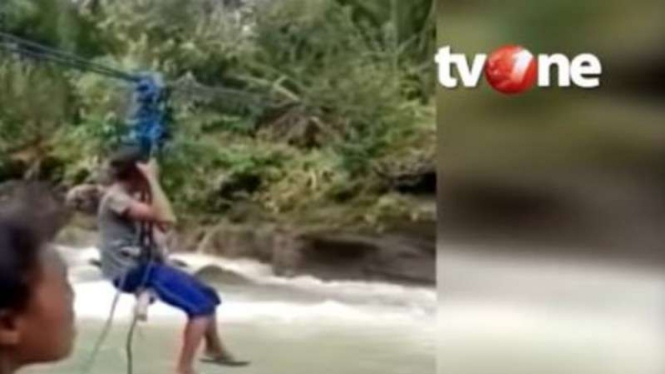 Warga di Buru Selatan bertarung nyawa seberangi sungai liar dengan tali