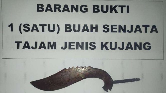 Barang bukti penusukan di Bogor.