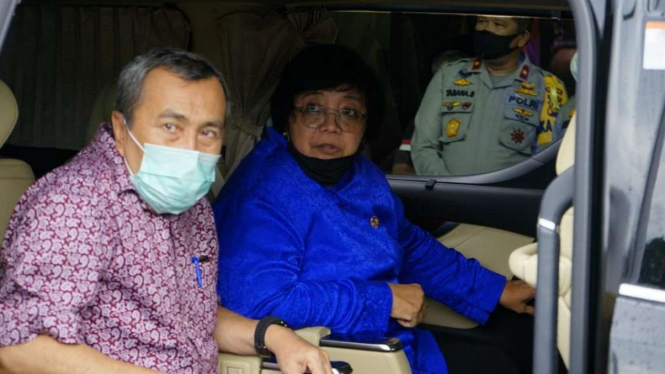 Menteri Lingkungan Hidup dan Kehutanan Siti Nurbaya (kanan) di Riau