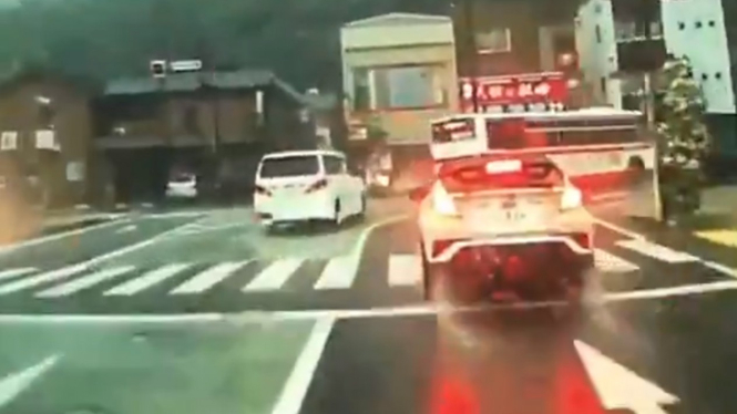Video detik-detik Toyota Alphard terlempar ke udara