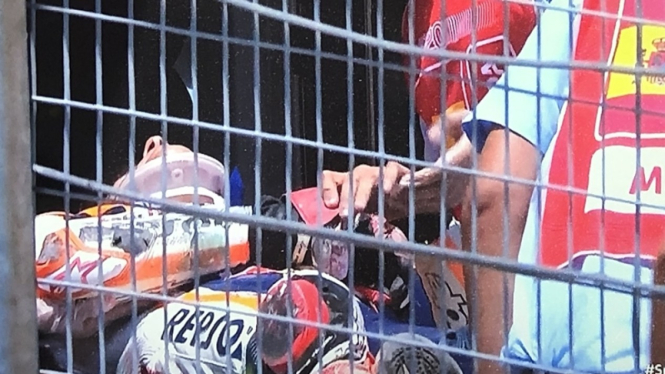 Pembalap Repsol Honda, Marc Marquez usai kecelakaan di MotoGP Spanyol