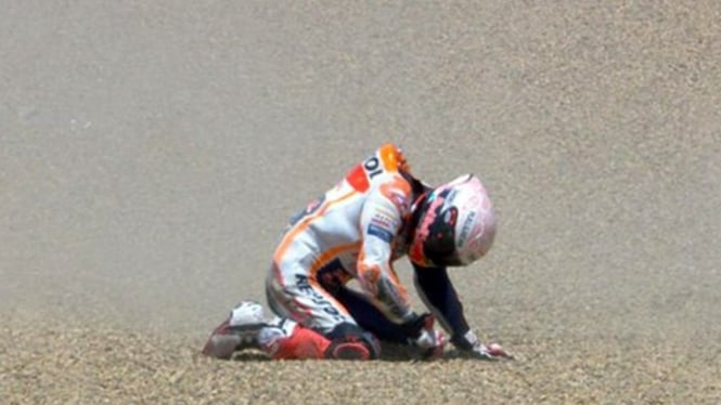 Pembalap Repsol Honda, Marc Marquez usai kecelakaan di MotoGP Spanyol