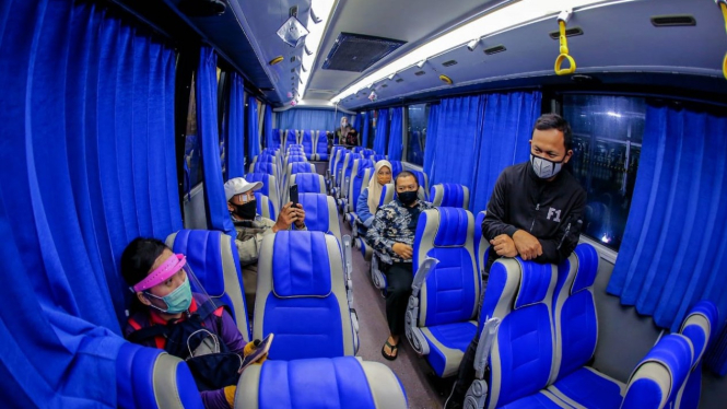 Wali Kota Bogor, Bima Arya meninjau bus pengganti KRL