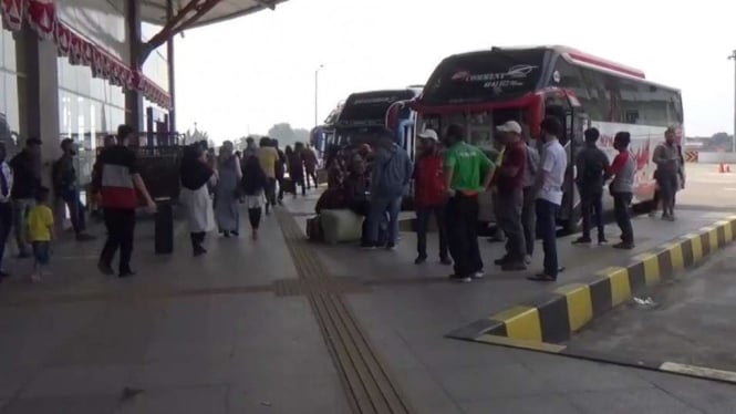 Penumpang mulai memadati Terminal Pulogebang di Jakarta Timur