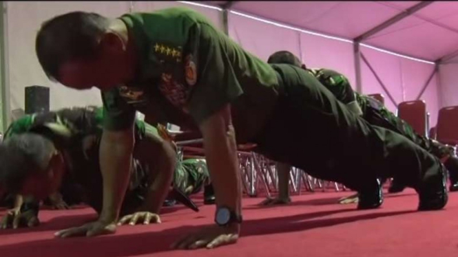 VIVA Militer: Jenderal TNI (Purn.) Mulyono melakukan push-up