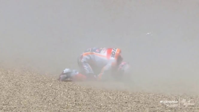 Pembalap Repsol Honda, Marc Marquez mengalami kecelakaan di MotoGP Spanyol.