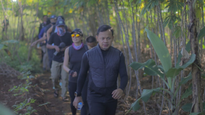 Bima Arya ajak Luna Maya wisata trekking di Bogor.
