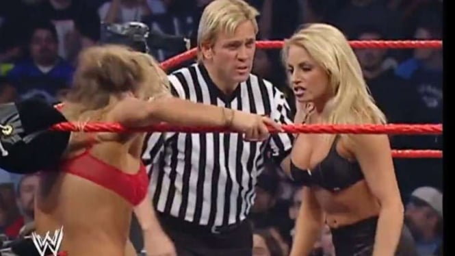 Pertarungan bra and panties di WWE.