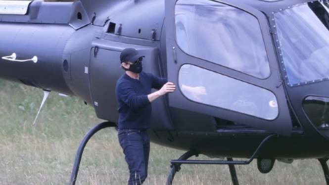 Tom Cruise mendarat di lapangan golf dengan helikopter