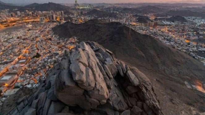 Gua Hira di Jabal Nur Mekah bersih dari coretan