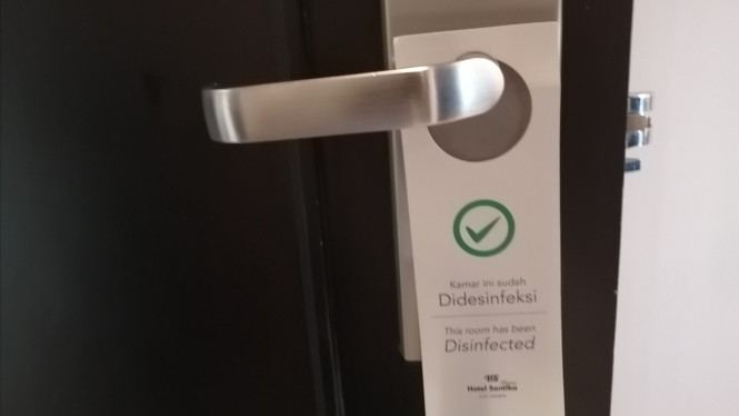 Handle pintu hotel dilabeli kamar sudah Didisinfeksi.