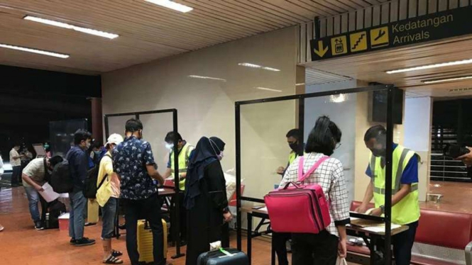 Pengecekan dokumen calon penumpang di Bandara Soekarno-Hatta.