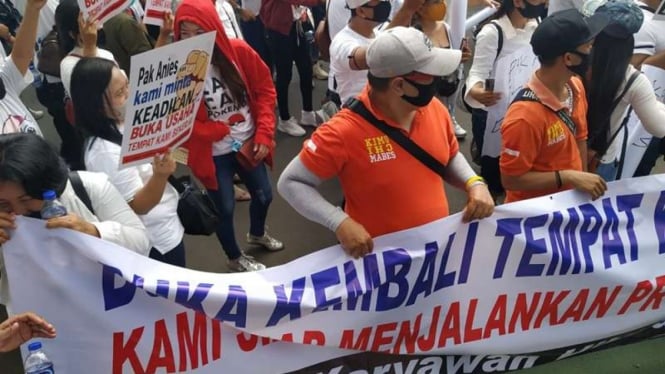 Pekerja dan Asosiasi pengusaha hiburan di Jakarta demo di Balai Kota