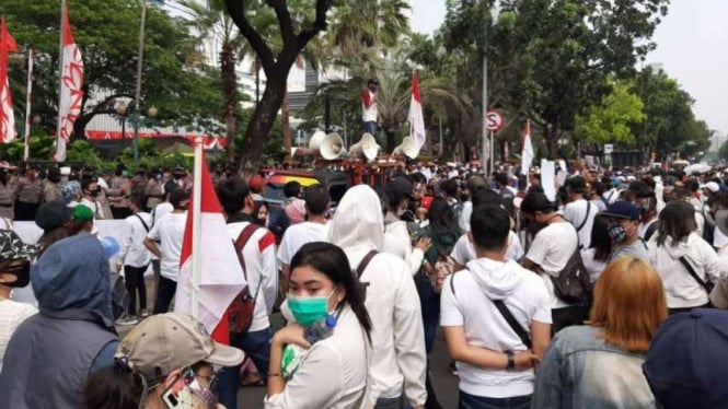 Para pengusaha dan karyawan hiburan malam menggelar demonstrasi.