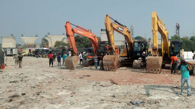 Alat berat disiapkan untuk eksekusi lahan proyek Kereta Cepat Jakarta-Bandung.