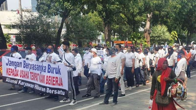 Demo pekerja tempat hiburan malam dan terapis