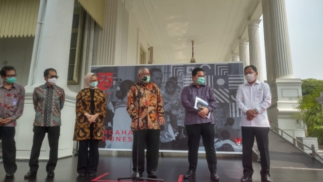 Ketua Tim Riset Uji Vaksin, Prof Kusnandi Rusmil (tengah) usai bertemu Presiden.