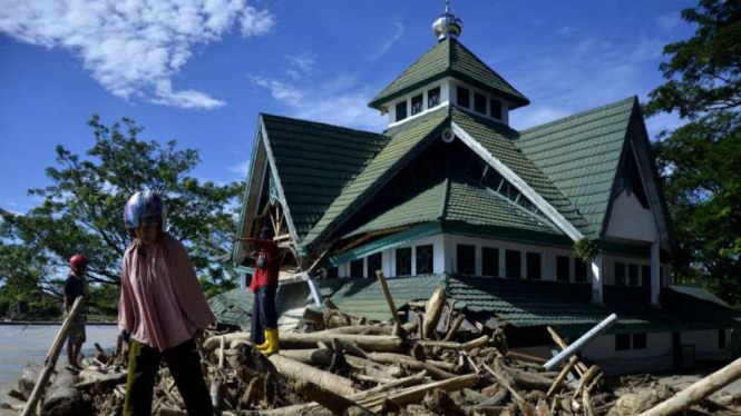 Warga korban banjir bandang  di Masamba, Kabupaten Luwu Utara