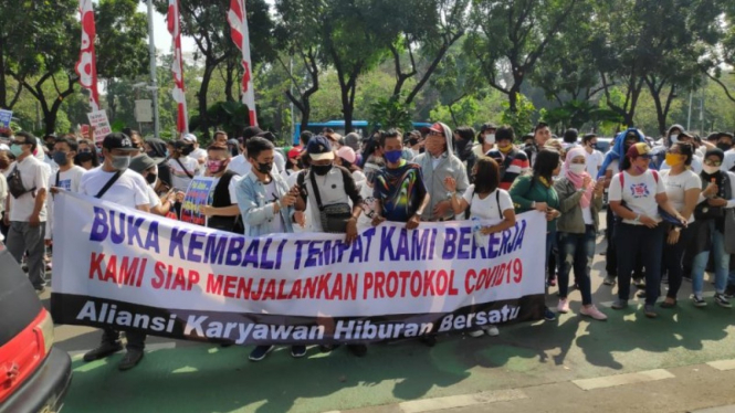 Pengusaha dan pekerja tempat hiburan di Jakarta berdemo di Balai Kota Jakarta