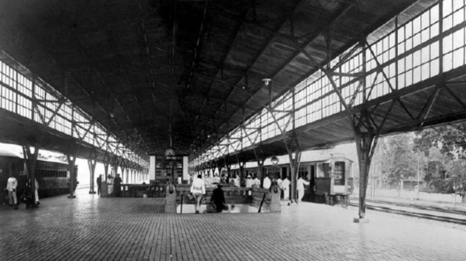 Terowongan bawah tanah di Stasiun Pasar Senen yang diresmikan pada 1925.