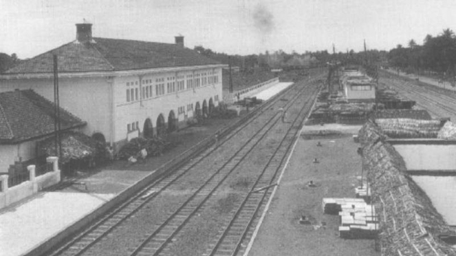 Bangunan Stasiun Pasar Senen yang dibangun tahun 1924 oleh Staatssporwegen (SS).