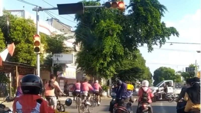 Viral pesepeda terobos lampu lalu lintas