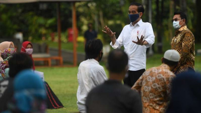 Presiden Joko Widodo (kedua kanan) didampingi Kepala Staf Presiden Moeldoko (kanan) berpidato di sela pemberian bantuan modal kerja kepada pedagang kecil yang terdampak COVID-19 di halaman tengah Istana Merdeka, Jakarta, Selasa (21/7/2020). 