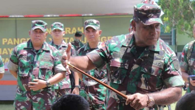 VIVA Militer: Mayjen TNI Herman Asaribab
