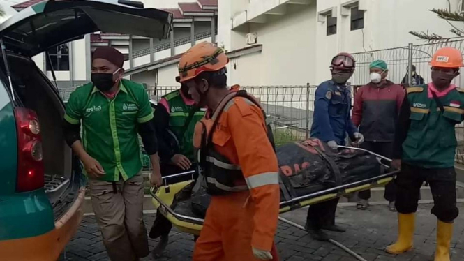 Evakuasi korban banjir bandang di Masamba Luwu Utara, yang belum bisa segera diidentifikasi.