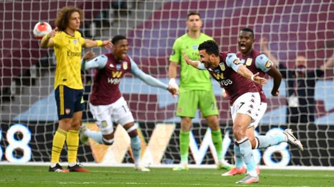 Bintang Aston Villa, Trezeguet, rayakan gol ke gawang Arsenal