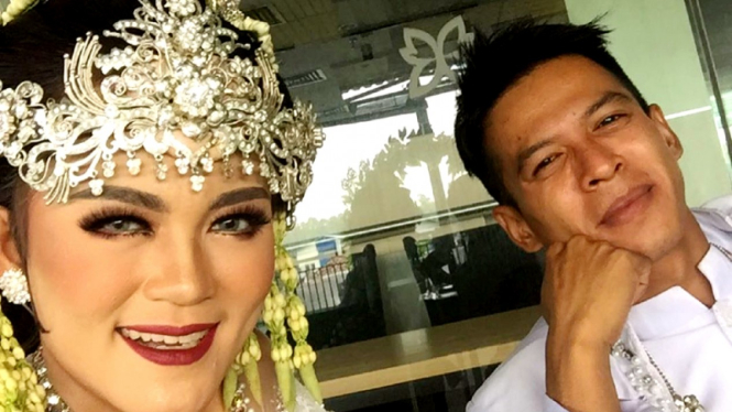 Pedangdut Putri Jamila bersanding dengan pria mirip Ariel NOAH