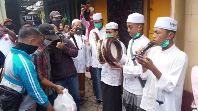 Sejumlah remaja di satu kelurahan di Kota Malang, Jawa Timur, menabuh rebana untuk menyambut dua orang tetangga mereka yang baru pulang setelah sembuh dari COVID-19 pada Rabu, 22 Juli 2020.