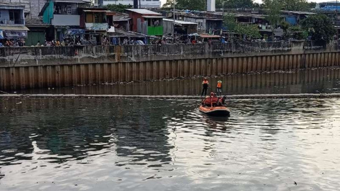 Pencarian bocah tenggelam di Banjir Kanal Barat.