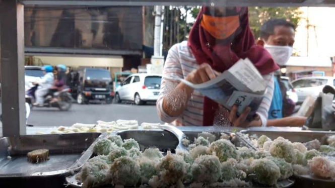 Dagangan kue klepon di Kota Yogyakarta.