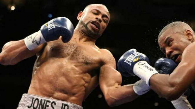 Petinju legendaris Amerika Serikat, Roy Jones JR (kiri)