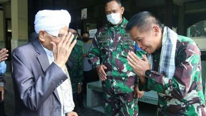 VIVA Militer: Mayjen TNI Kurnia Dewantara kunjungi Tuan Guru Begu