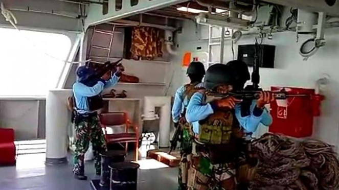 VIVA Militer: Kopaska dan KRI Diponegoro 365 Laksanakan Latihan Bersama